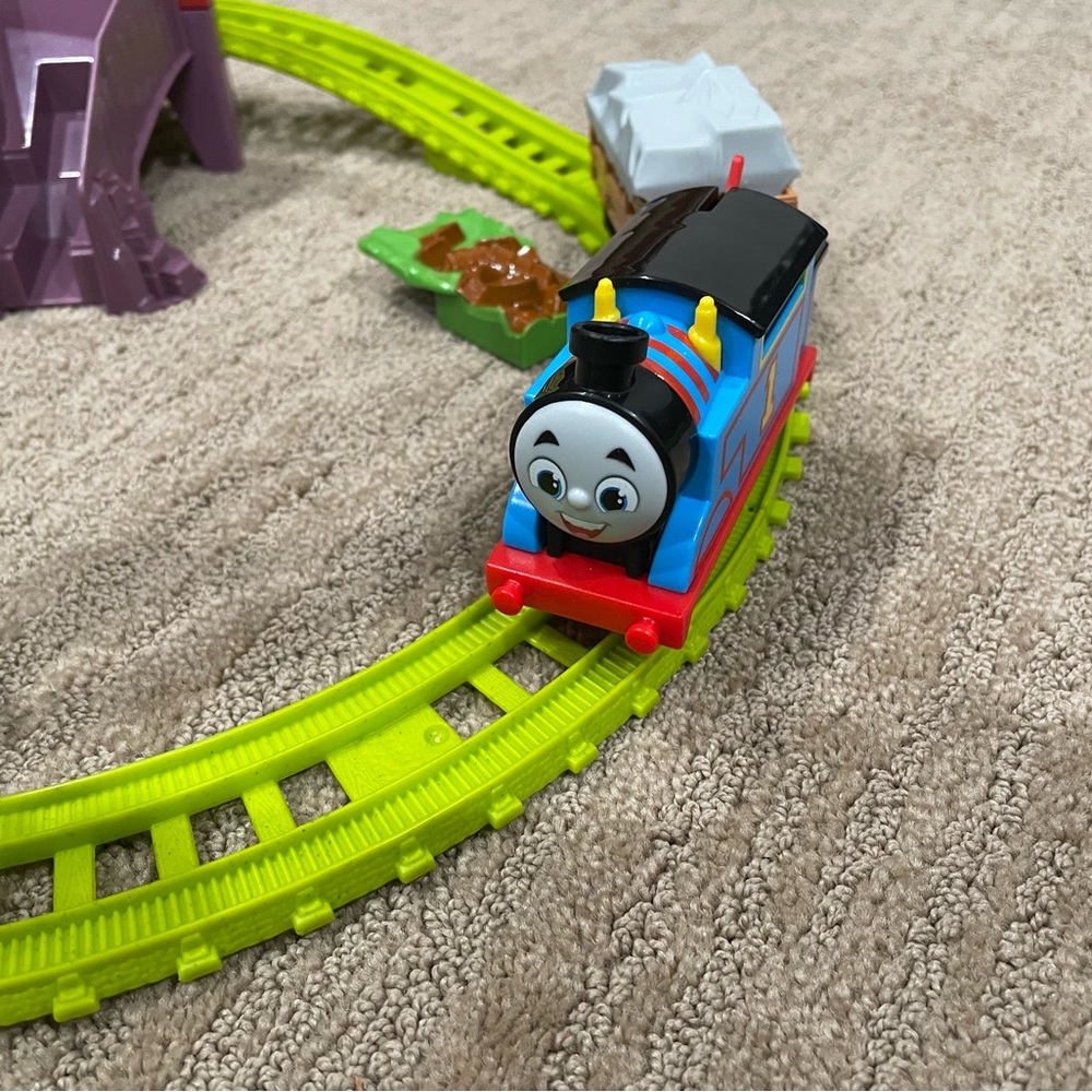 4 Thomas & Friends motorized trains + Track Set “Fix ‘em Up Friends” - Picture 2 of 9